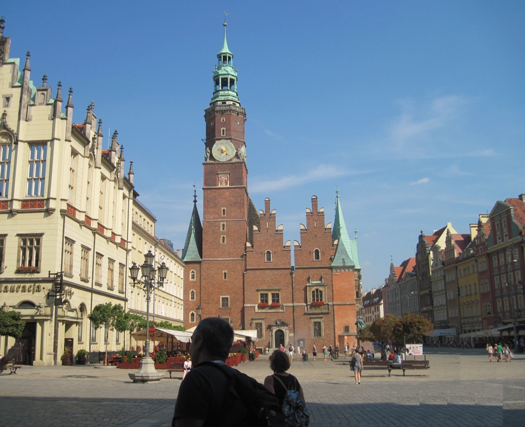 89-Breslavia- Piazza Rynek con il Municipio a destra e la chiesa di S. Elisabetta